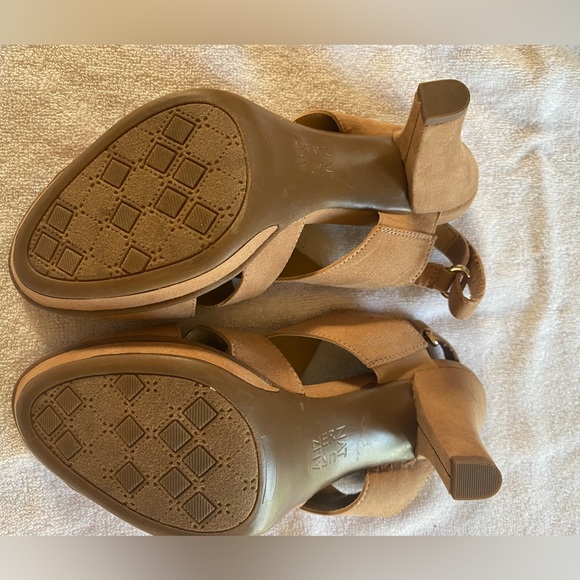 Naturalizer 3 inch heeled sandals. “Devin” tan/beige platform (narrow width). - Picture 7 of 9